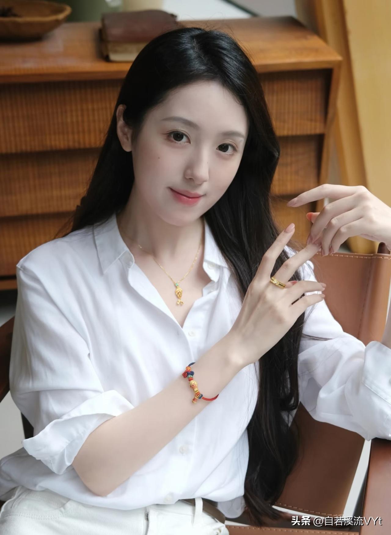 卜算子·清姿
 
素衬白衫柔，墨发垂云绺。
轻捻金环腕底红，闲静藏温秀。
眉目若