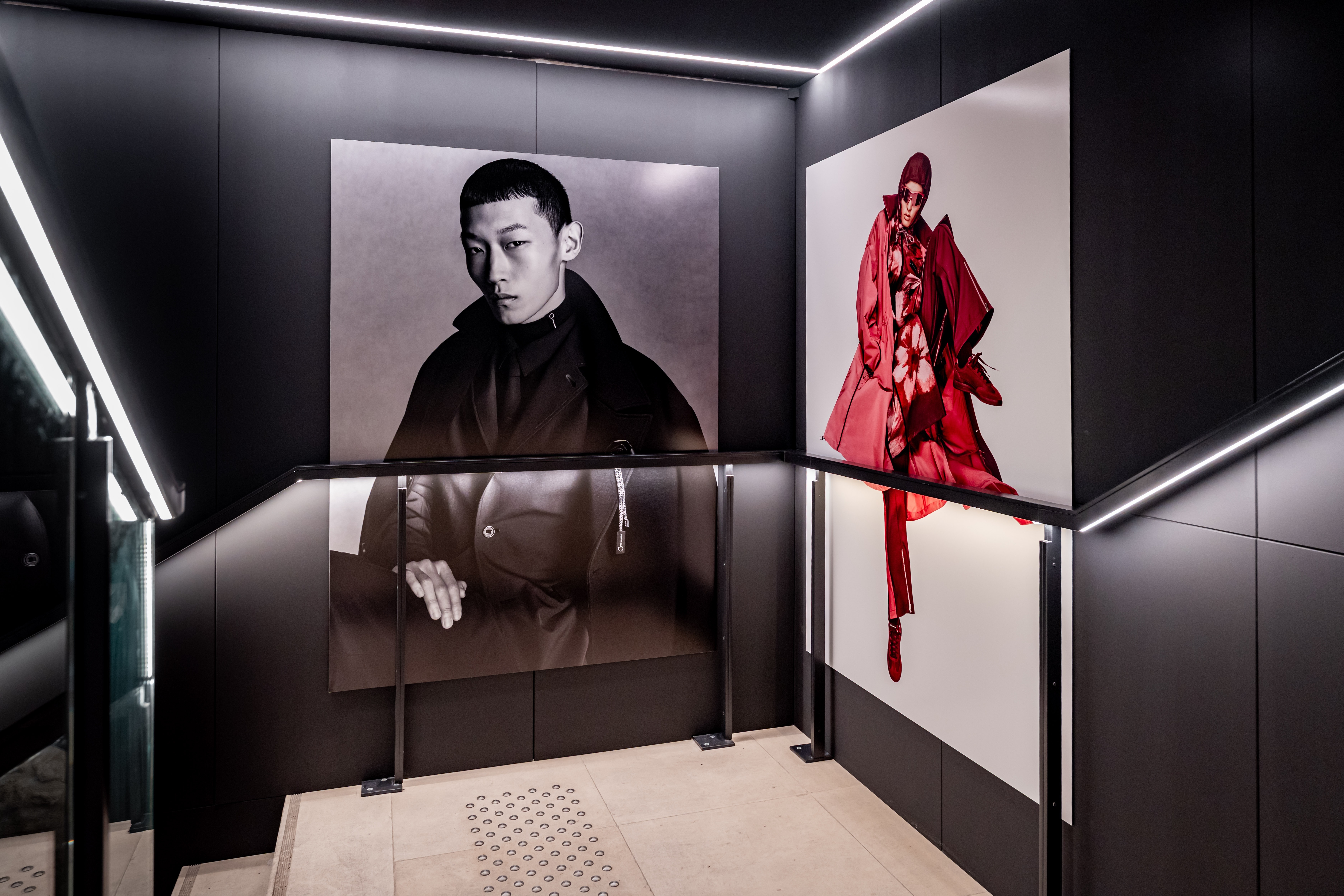 2025年11月21日，安踏与国际顶级时装设计师Kris Van Assche 