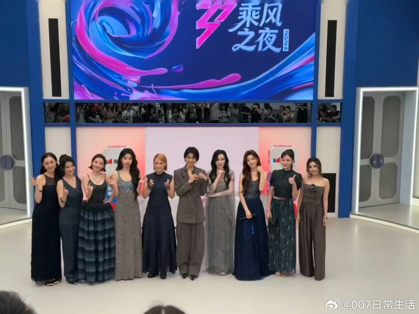 浪姐成团夜大合影浪7成团夜大合影  浪7成团夜大合影来啦，恭喜成团的姐姐~ 