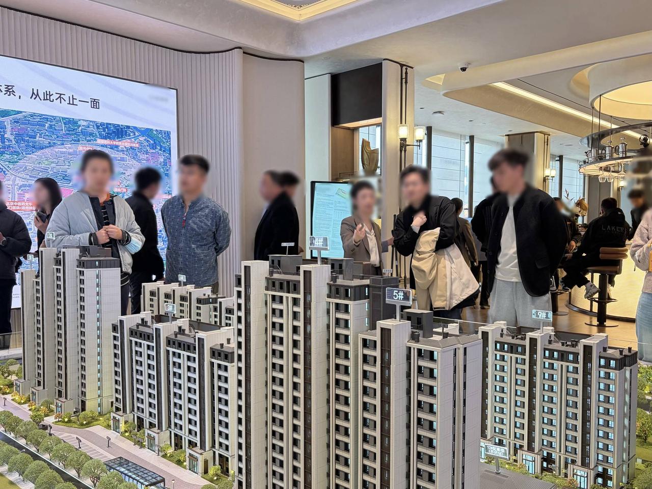 最近这几天，随着中国一线楼市出现超长“小阳春”的消息发酵，人们不禁会问，房价要触