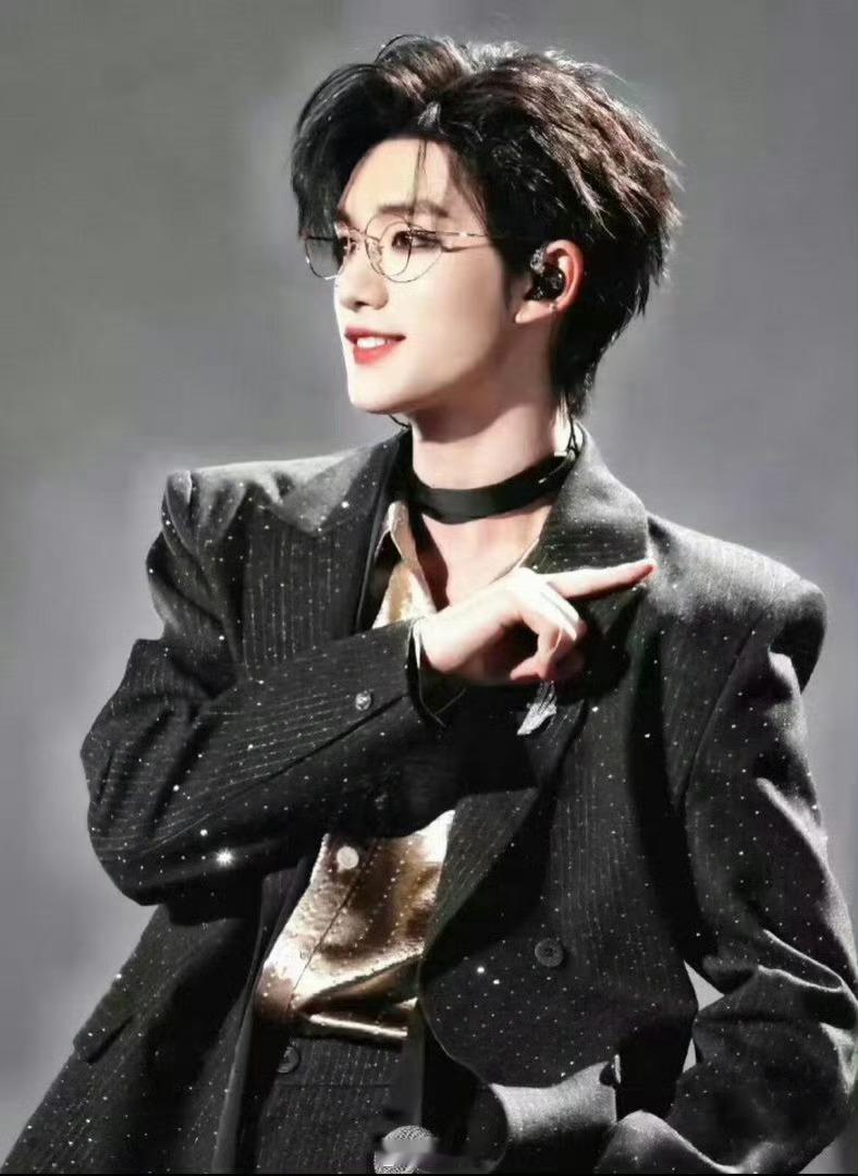 丁程鑫镜头感 丁程鑫这段舞蹈真的绝了，抬头每一下都精准拿捏镜头，氛围感直接拉满，