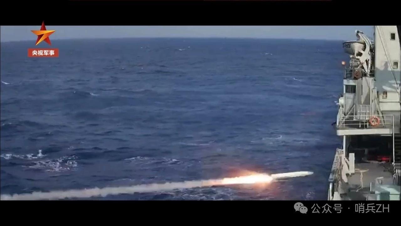 4月23日，据社交媒体报道，今天是人民海军成立77周年主题视频中一个片段，潜艇发