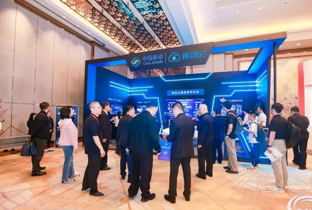 移动云AI智绘新图景依托全国330+地市的一点接入能力，移动云构建了“1-5-2