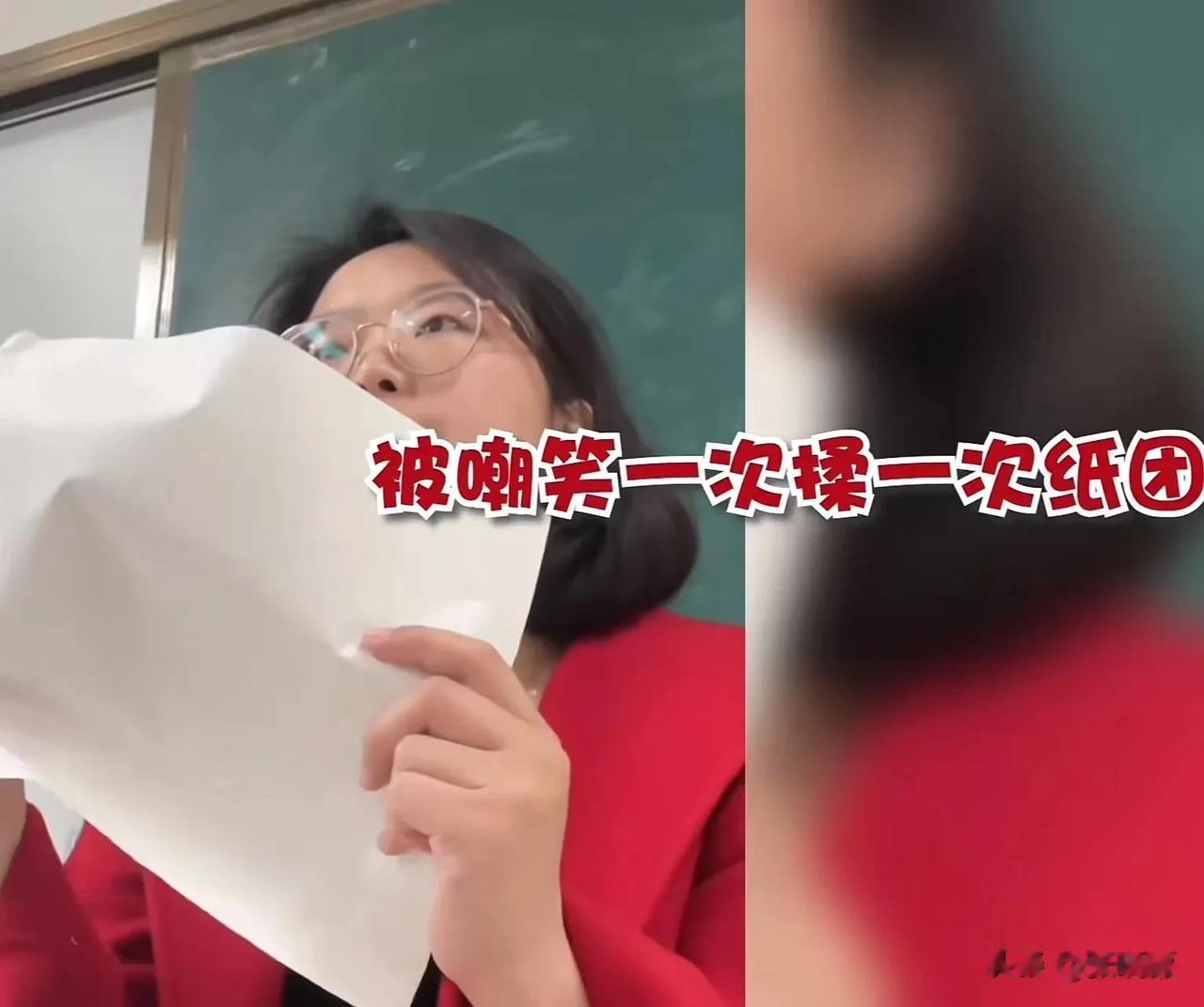 山东济南，女孩被男同学嘲笑穿衣太土，哭着跑到老师办公室哭诉！而老师接下来的做法令
