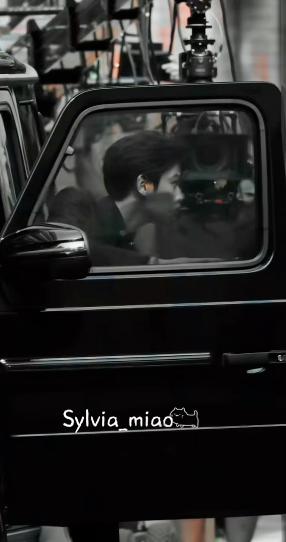 笑兮兮今天被车“袭击”了两次，下午被袭猫猫头，晚上被袭猫猫胸哈哈哈哈哈哈哈哈哈哈