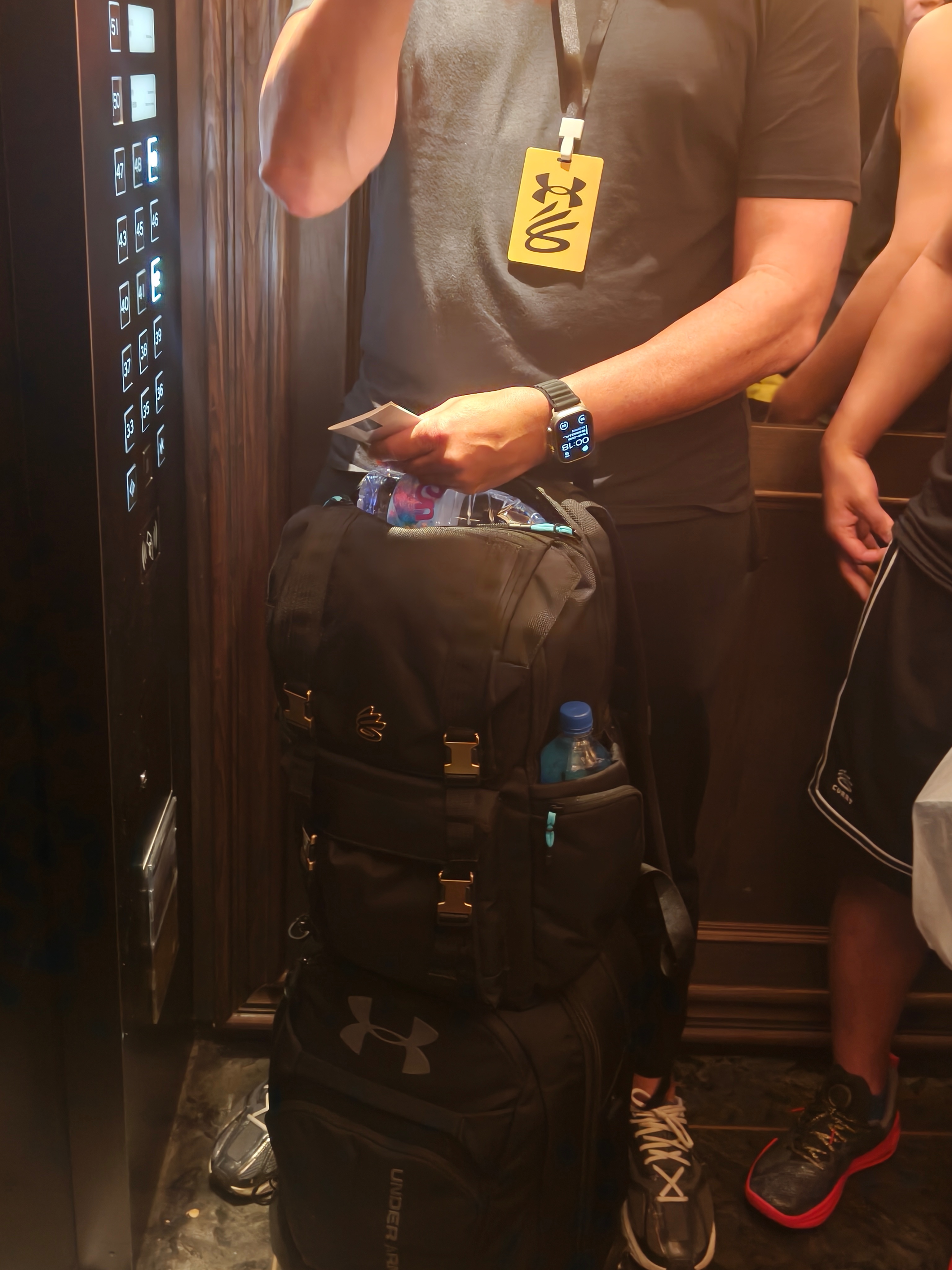 吃完宵夜偶遇库里团队的人打了招呼说了night night还问我们明天去不去场馆