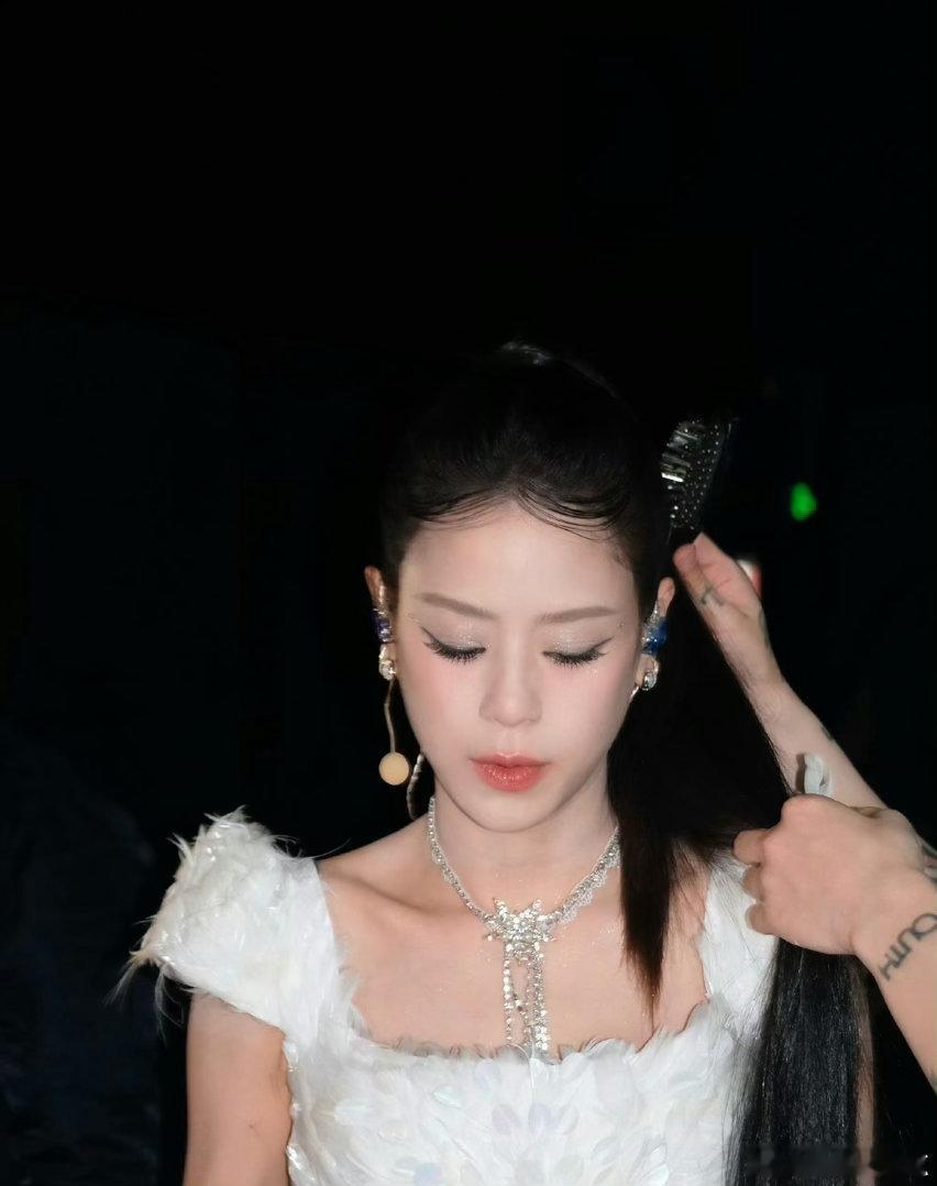 江语晨带孩子一起看乘风江语晨姐姐带着孩子们一起来看二公舞台！期待姐姐的《亲亲》舞