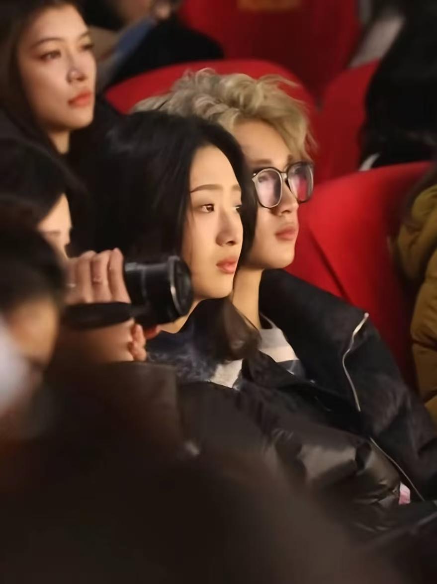 年轻小孩的感情，
哪有那么多对错分明？
荣梓杉和李禹熹这事儿，看着是真的
让人揪