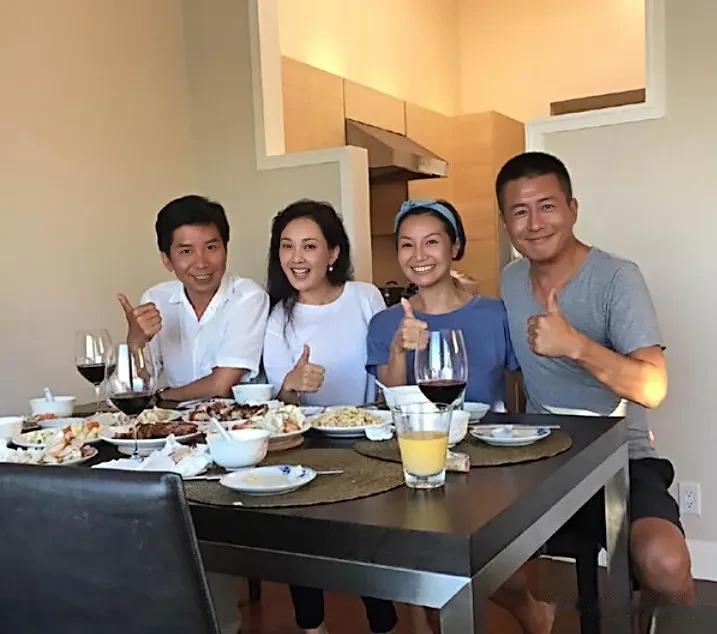 牛莉一家与高曙光夫妇聚餐，看样子高曙光和小16岁富商老婆很幸福#明星家庭欢聚#
