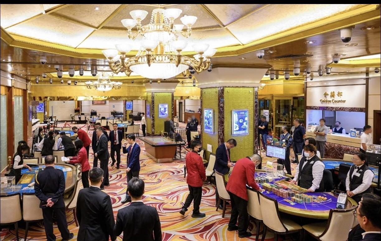 关门了，

不是亏钱，

是太火了没人来赌了。

澳门那11家卫星赌场，今年底全