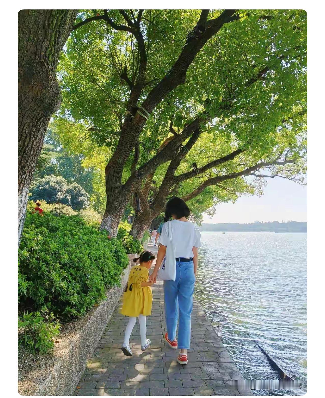 大姑姐42岁，几年前二婚，带着前夫的女儿嫁给了现任老公。

大姑姐在家是全心全意
