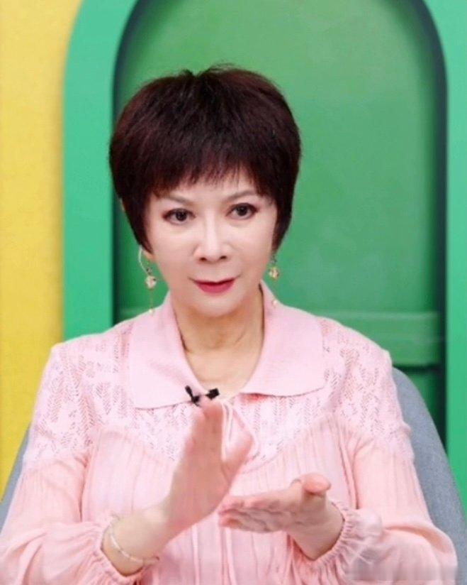 蔡明学喊麦 谁能想到蔡明老师跑去学喊麦了，和印象里春晚舞台的样子差别太大，看着特