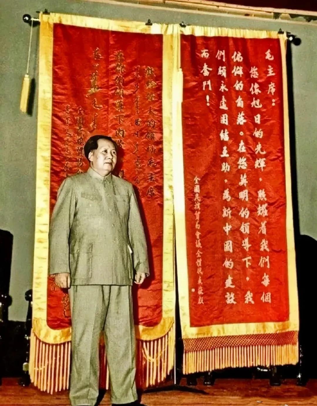 老人家的恩情在华夏大地上深深根植
浸润着大中华的每一寸土地
流淌在每一个中华儿女