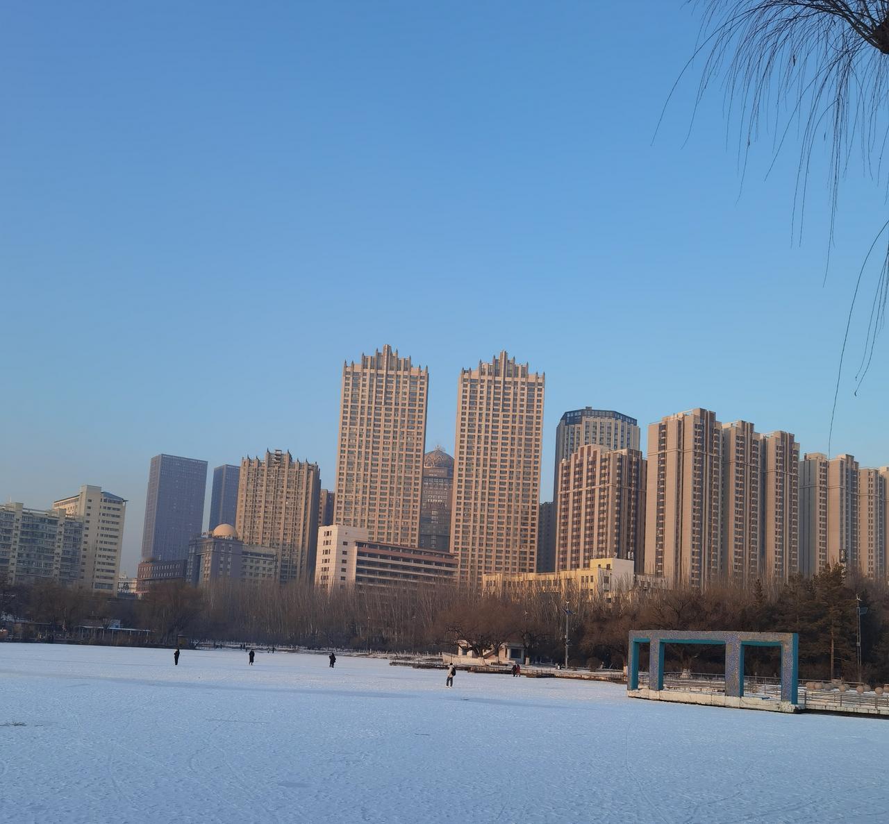 青城印记
隆冬十月的青城公园，白雪皑皑的湖面在阳光照耀下仰照出密集的高楼大厦群，