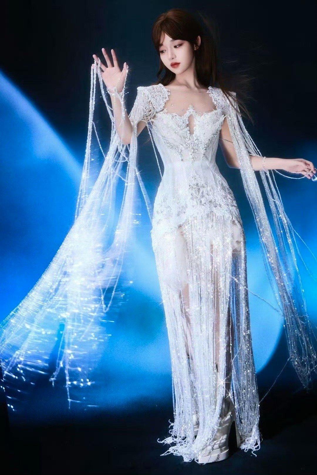黄霄雲居然把水晶穿在身上救命！黄霄雲是把演唱会变成水晶宫了吗？这身流苏长裙，每一