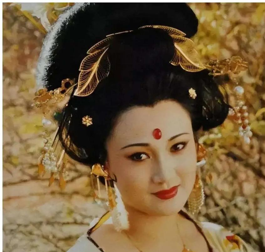 杨玉环第一次侍寝创下一纪录，让李隆基彻底沦陷，情愿被“剃头”。在我们的印象中，皇