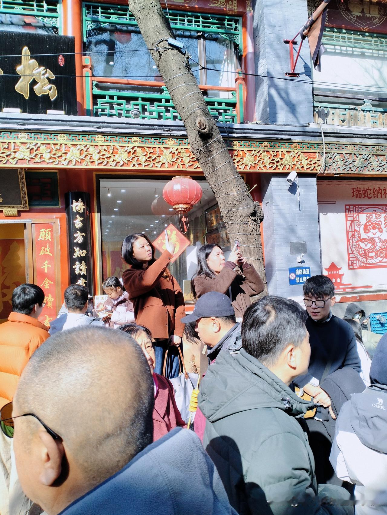 庙会上有摊主吆喝：不好吃不要钱！我儿子说：那你给我来俩不好吃的[赢牛奶]