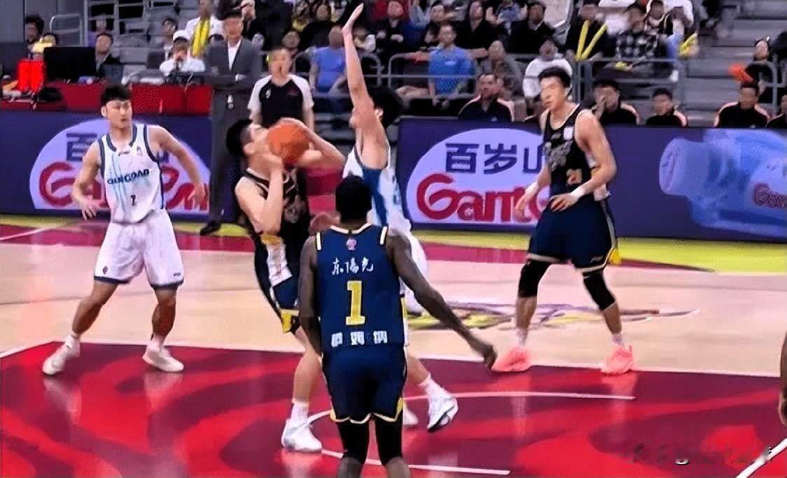 广东男篮18岁小将王洪泽真是敢打敢拼啊！在今日广东对阵青岛的第二节比赛中，王洪泽