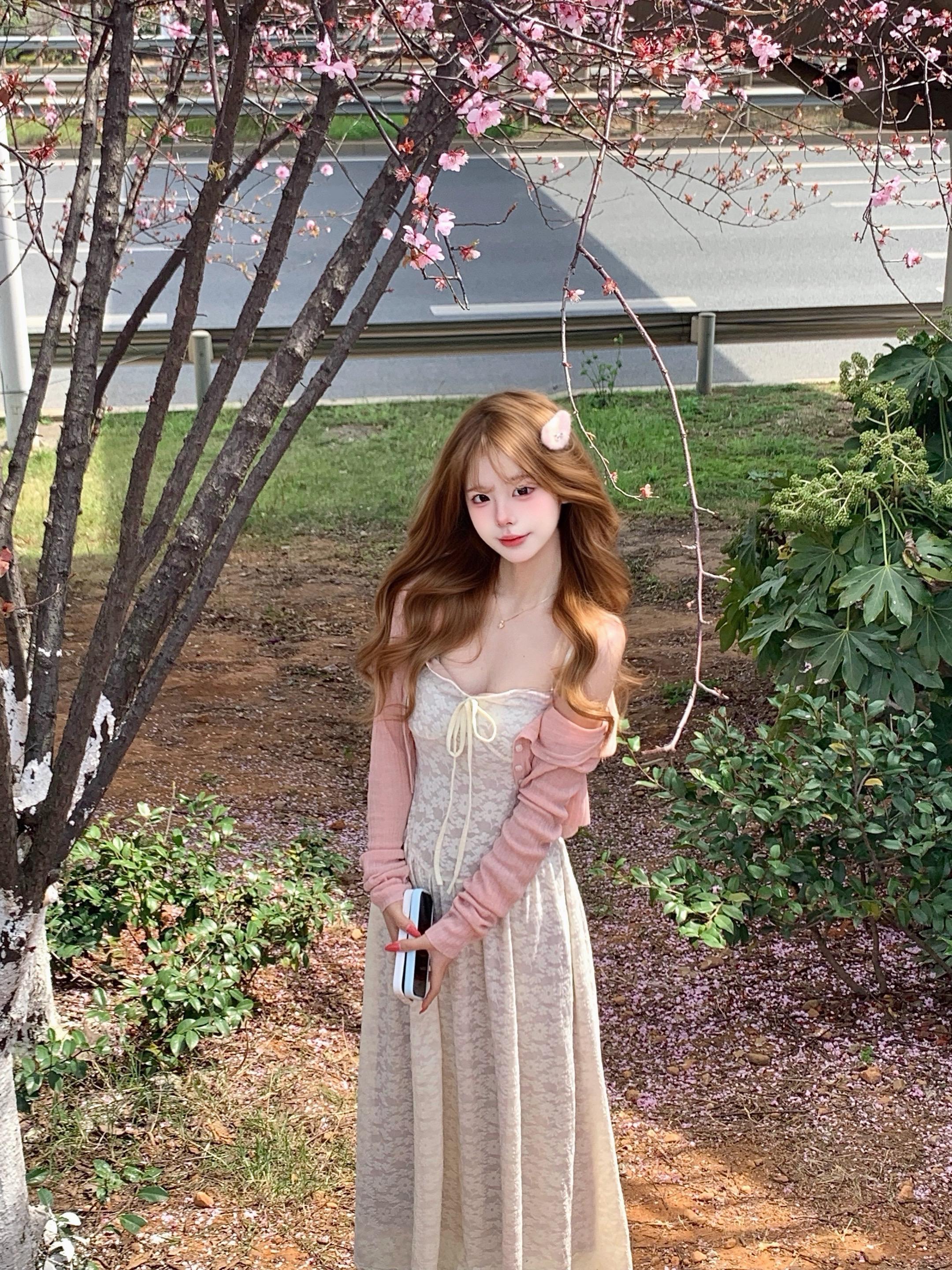 你微微一笑 蝴蝶为你倾倒。