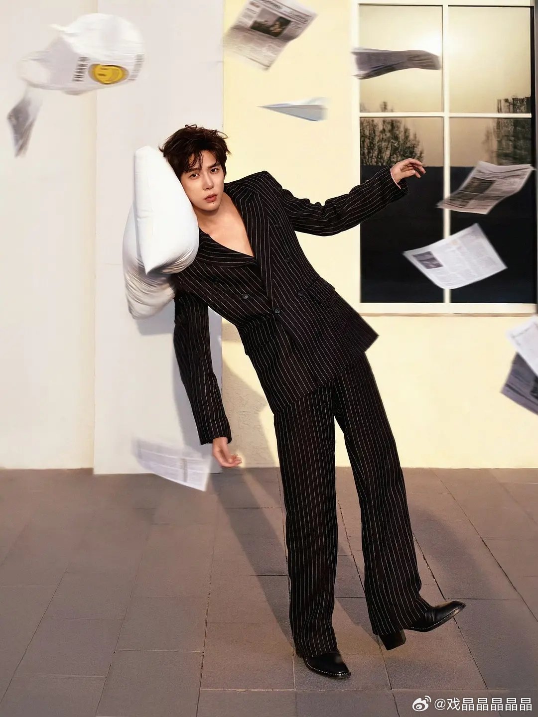 微博之夜出图王安宇这套图挺有趣的。 