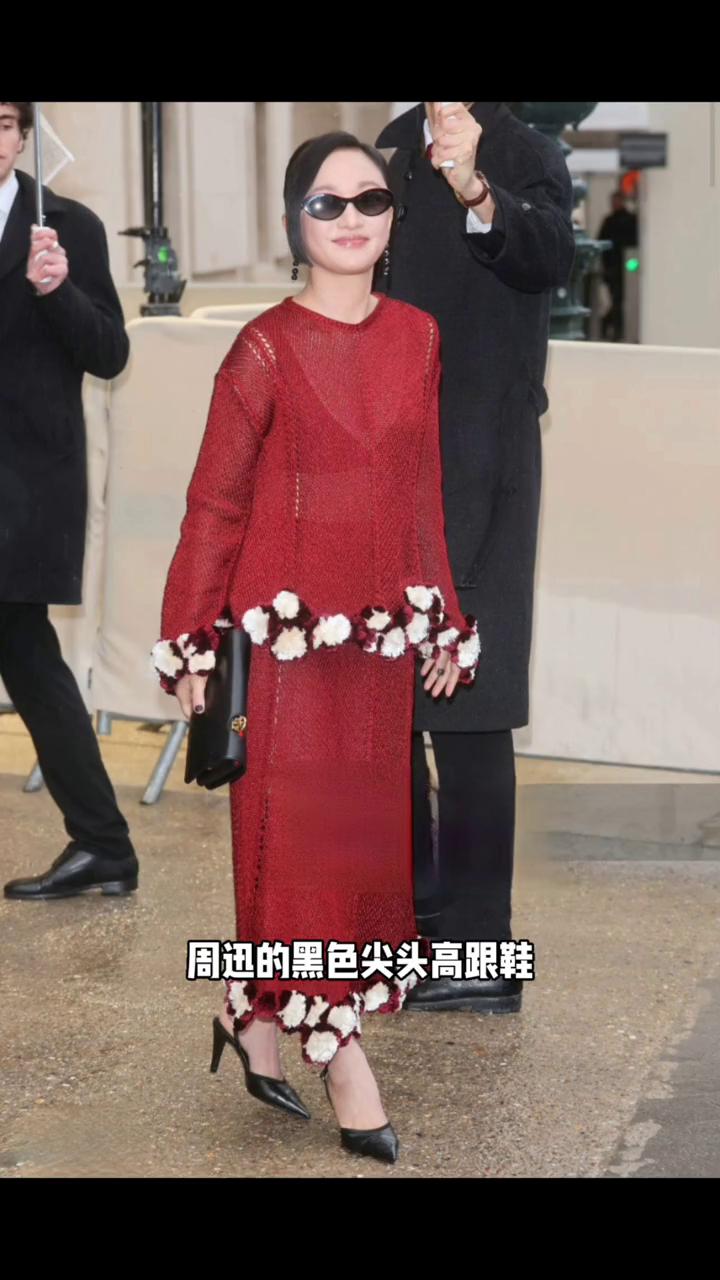 周迅能否驾驭浓都的酒红色？
先单独说这件衣服，这件衣服没有美的惊为天人，但不算一
