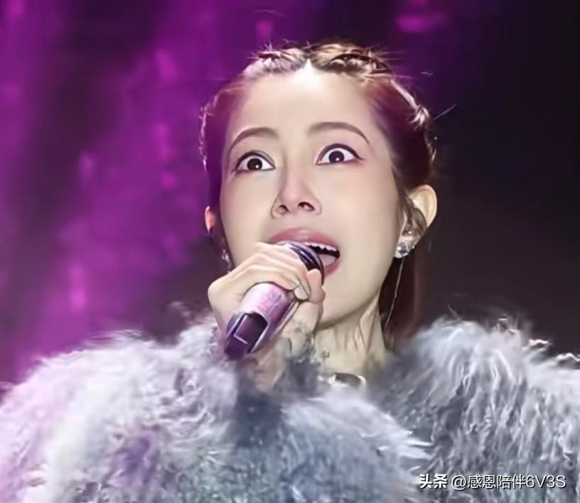 哈哈，徐怀钰那双瞪得像铜铃的大眼睛，确实是她标志性表情包！有人说她总一副受惊小鹿