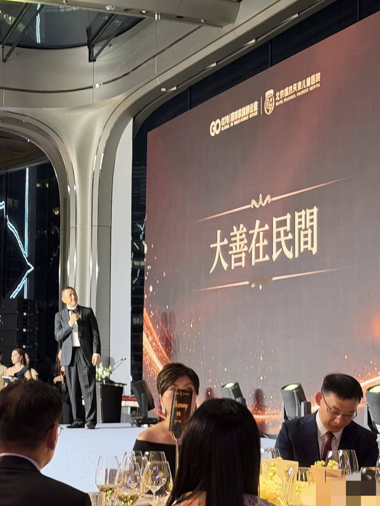 李亚鹏远离了一切明星，在香港搞嫣然重光慈善晚宴，现场没有一个明星，更没有一线明星