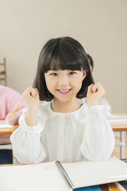 很多学校安排了午休，但课桌当床、手麻脖子酸……这样的午睡真能缓解疲劳吗？

小学