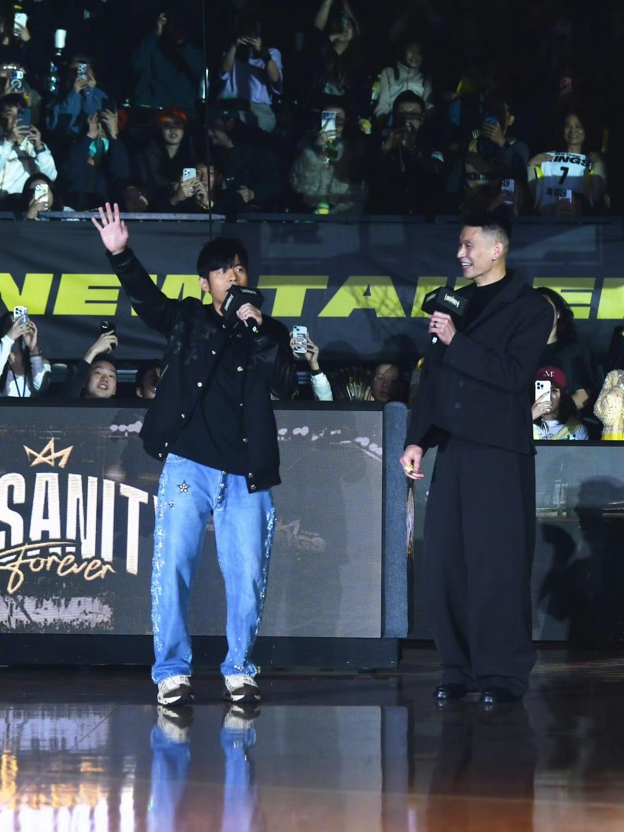 林书豪：杰伦哥，今天你来了我真惊喜，之前你还骗我说有事来不了呢。

周杰伦：哈哈