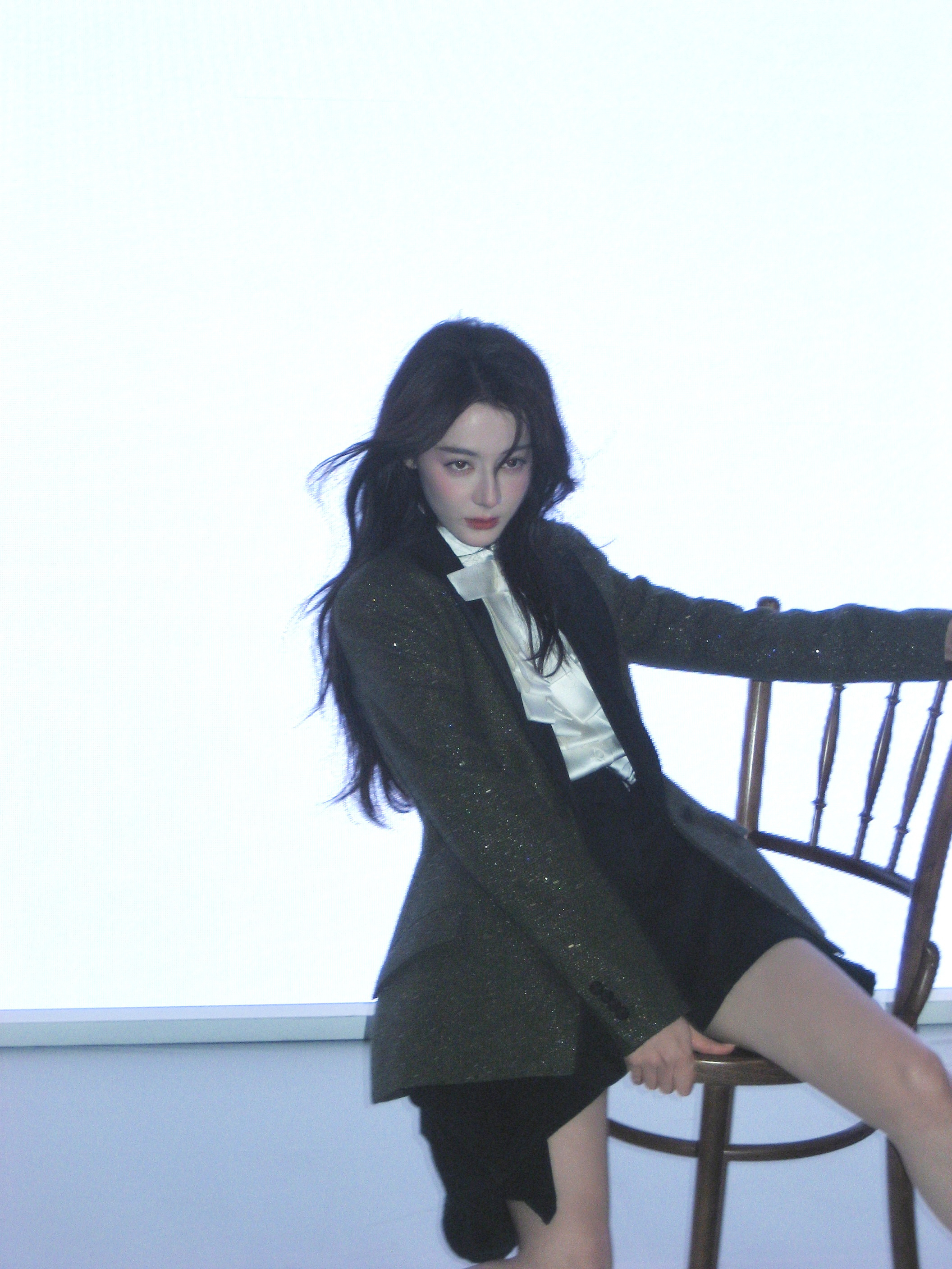 迪丽热巴氛围感满分的嘻嘻迪与光并肩的迪丽热巴与光并肩的迪丽热巴，迪丽热巴氛围感满