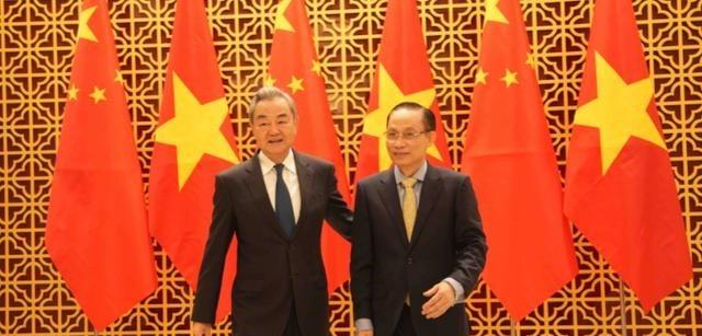 中国和越南谈妥了，当地时间3月15日，中国外交部部长王毅在河内会见了越共中央政治