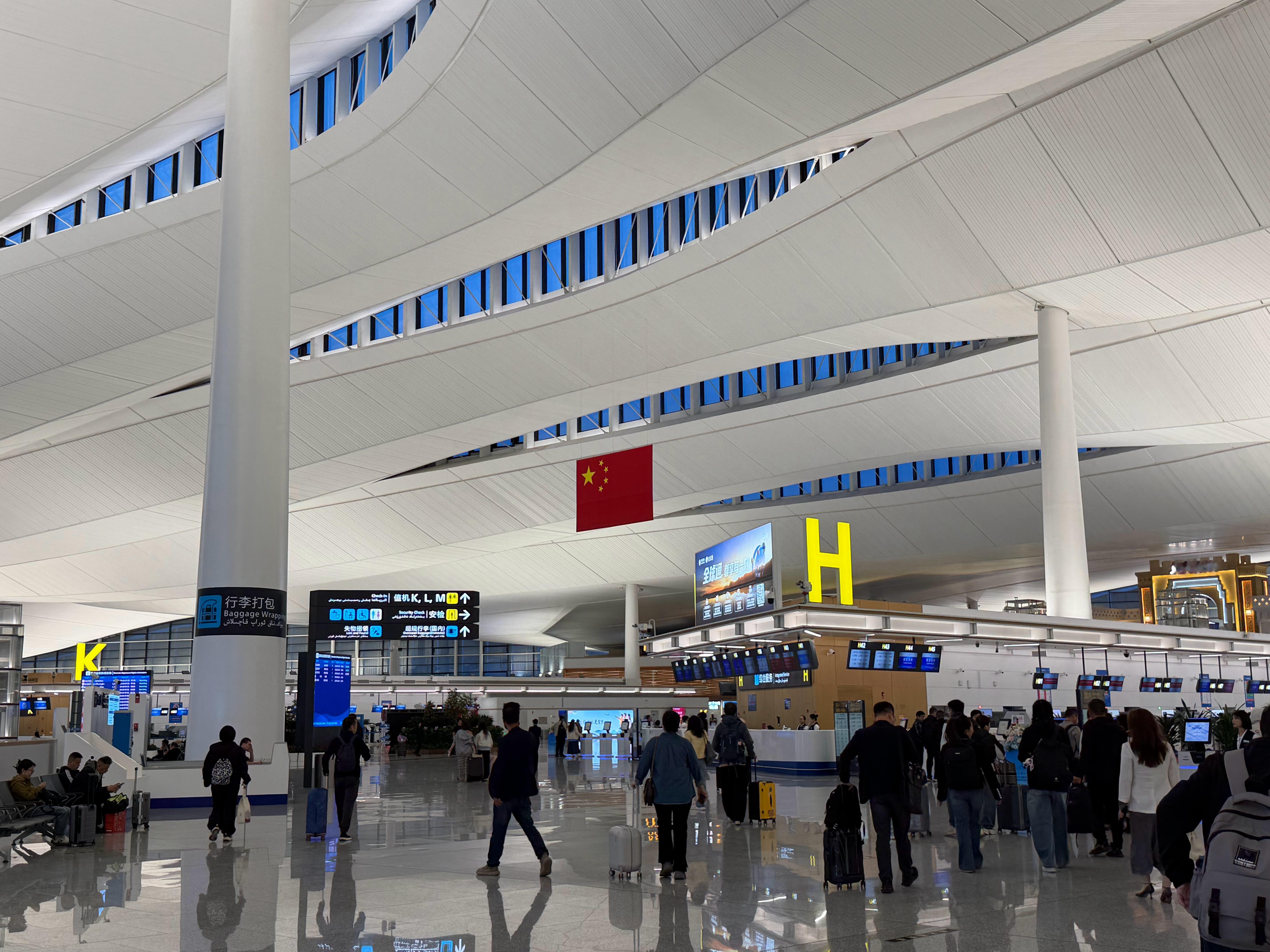 虽然天还没亮完，但是牛马已经在400公里外的机场准备登机了擅长的技能：不睡觉 乌