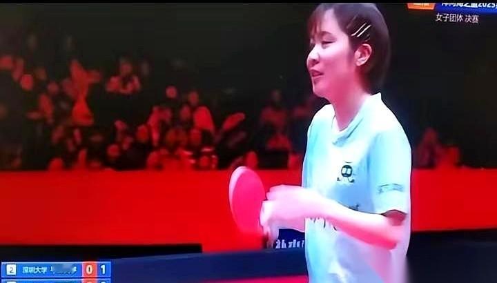 我跟你讲个好玩的。
决赛打到最紧张的时候，一个球擦边没看清，俩对手居然当着裁判面