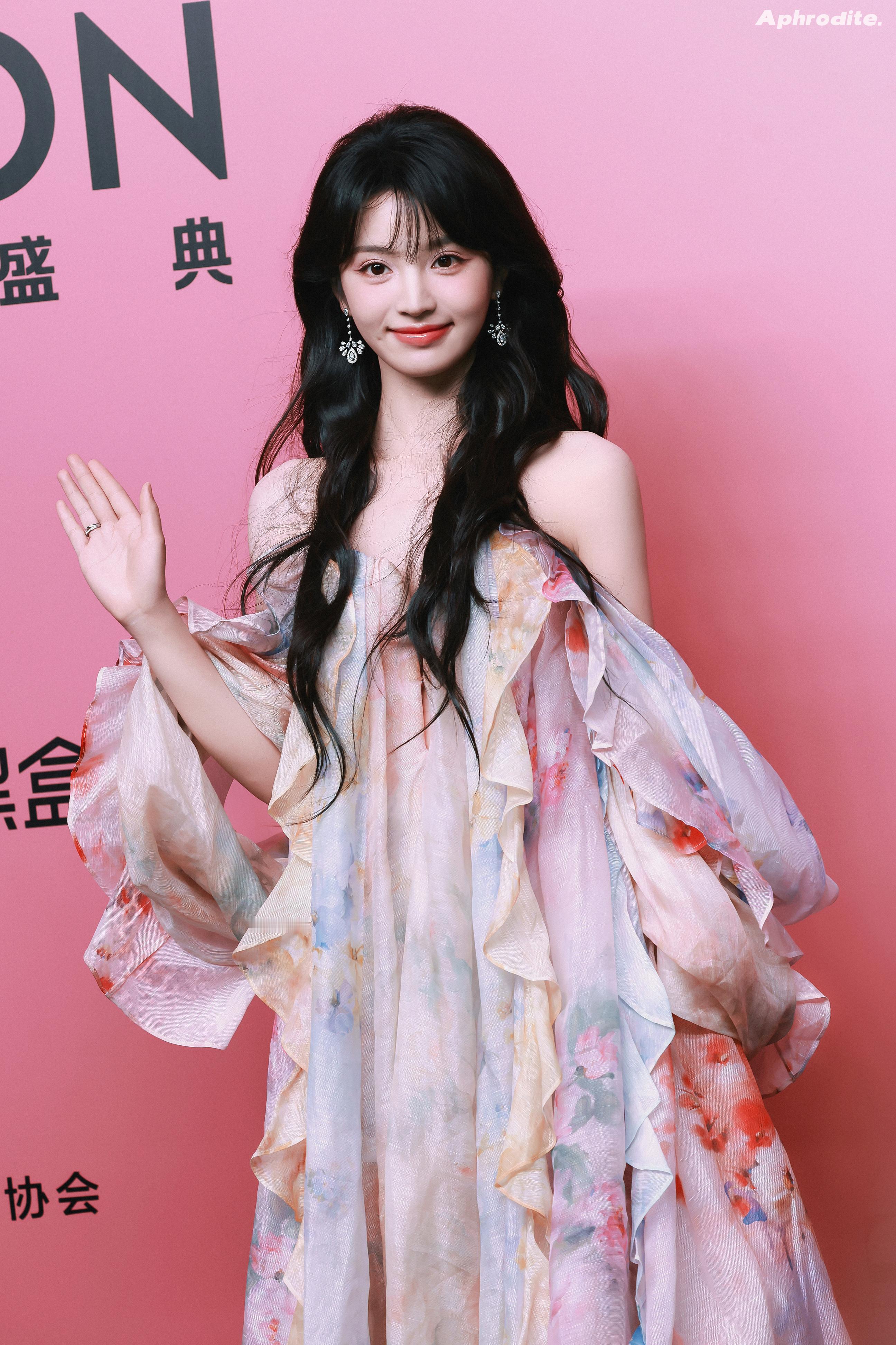 田曦薇 粉色梦境里，盛典启幕，花影轻绕，尽显婀娜身姿✨🌹 ​​​
