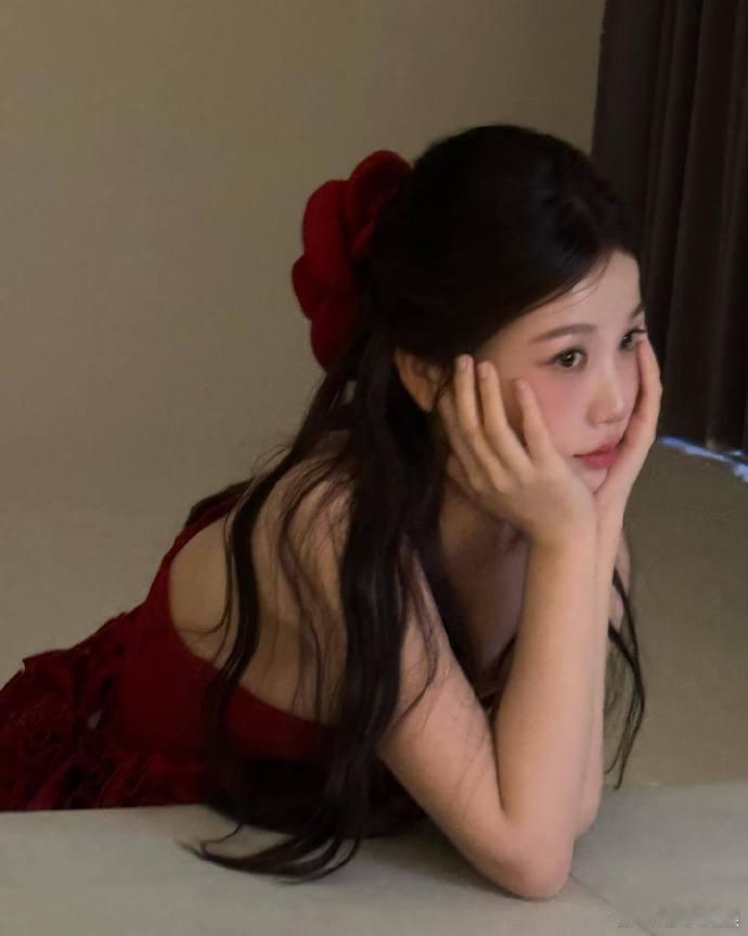 虞书欣圣诞限定红裙  虞书欣圣诞红裙 虞书欣的圣诞限定红裙造型太惊艳啦！她和红裙