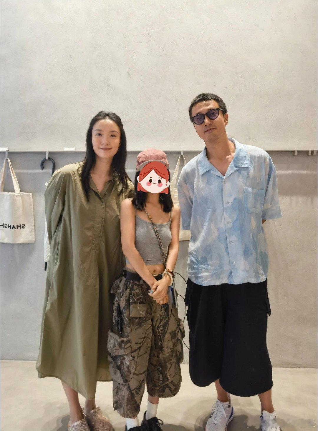 王传君夫妇上海逛街被偶遇，39岁齐溪素颜白到发光，夫妻俩同款松弛感。 ​​​