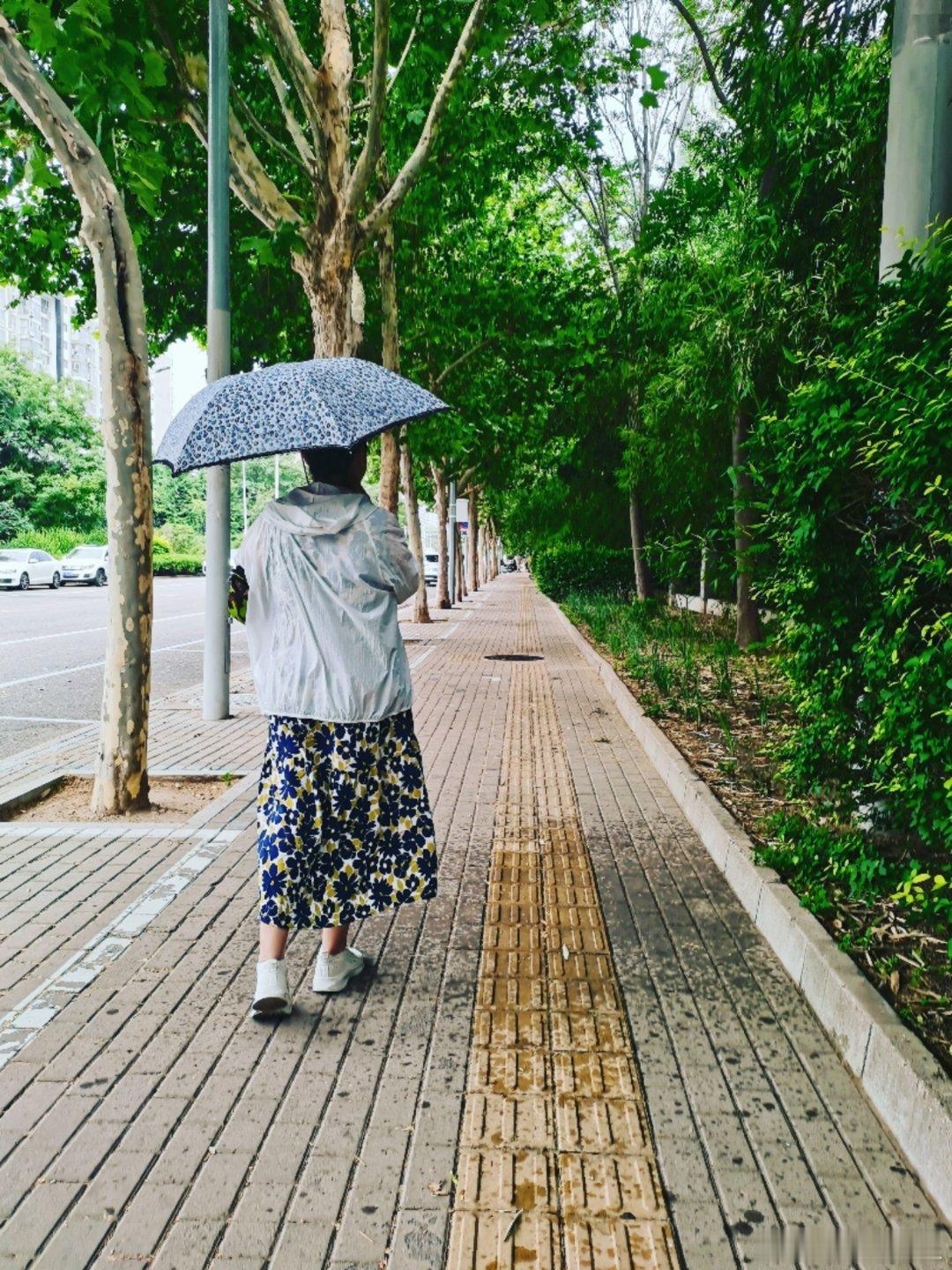 生活手记 早晨吃过早餐，外面下着蒙蒙细雨，我俩冒雨出去走走，很舒服！☔️☔️ 北