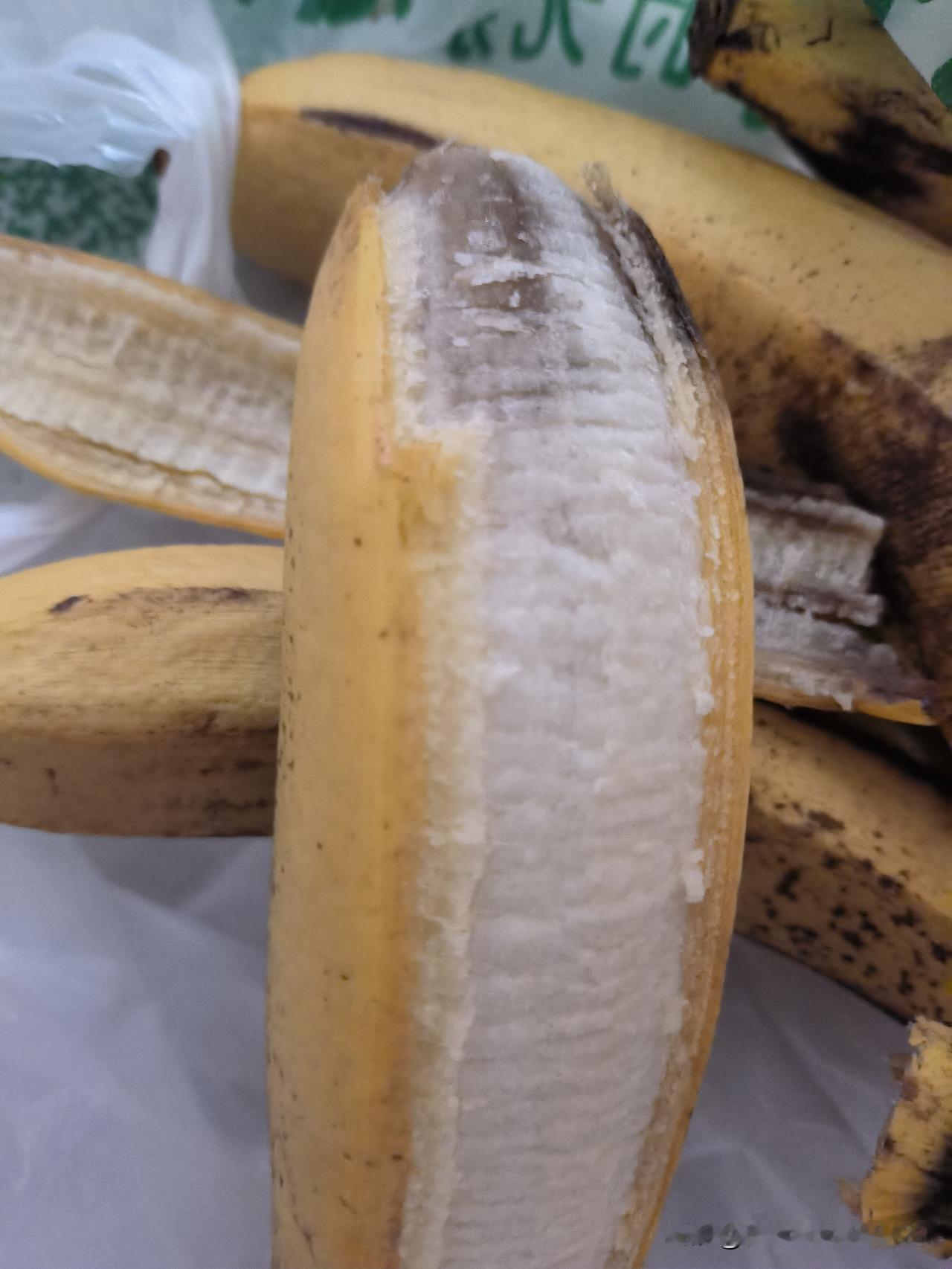 香蕉刚买回来的时候感觉有点硬，于是就放了两天，今天剥开一根后发现，香蕉的两头都已