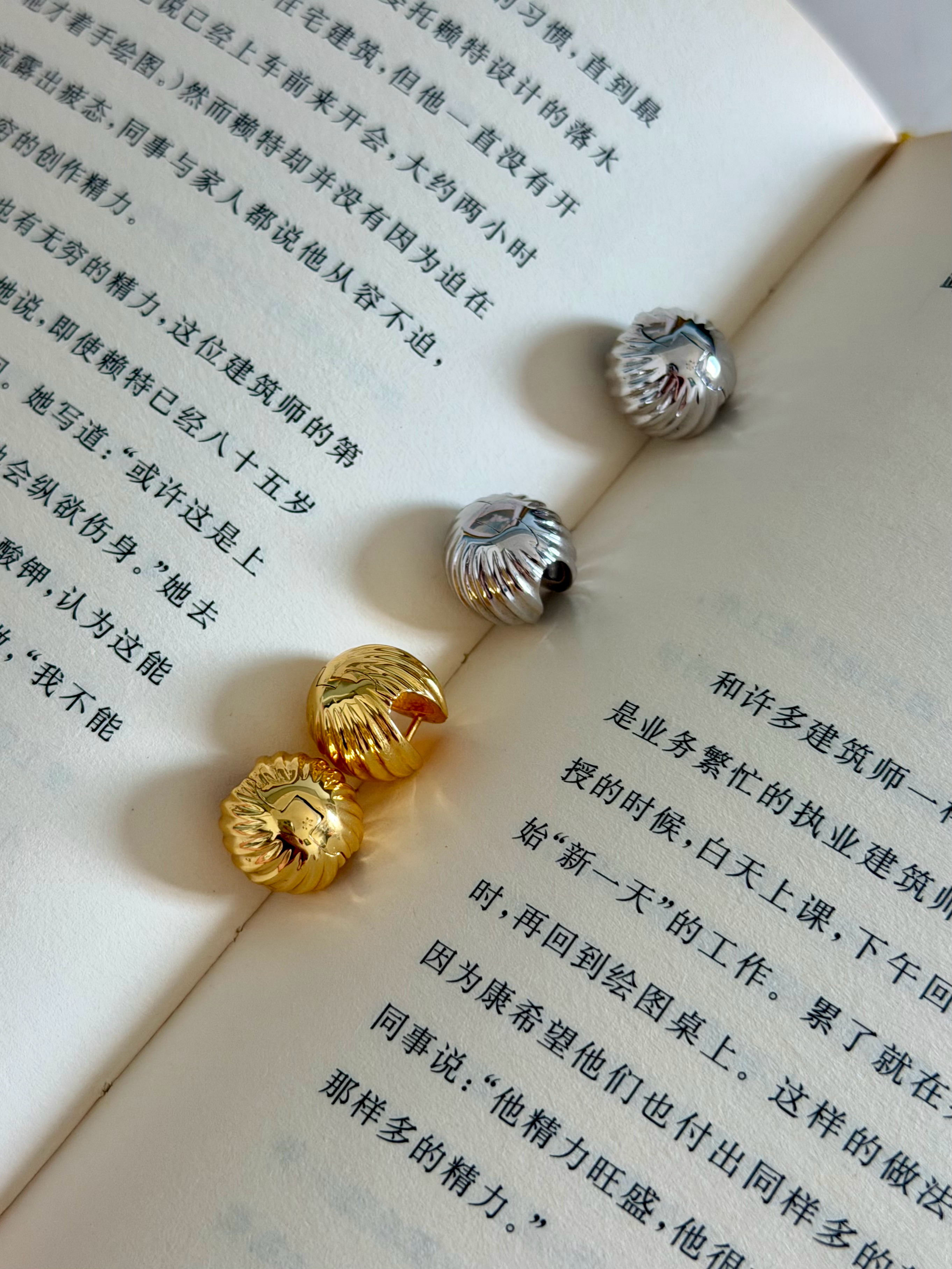 今天拍了几张neverfar配饰图片，这两张是不是很美丽！都是最近常戴的。配饰专