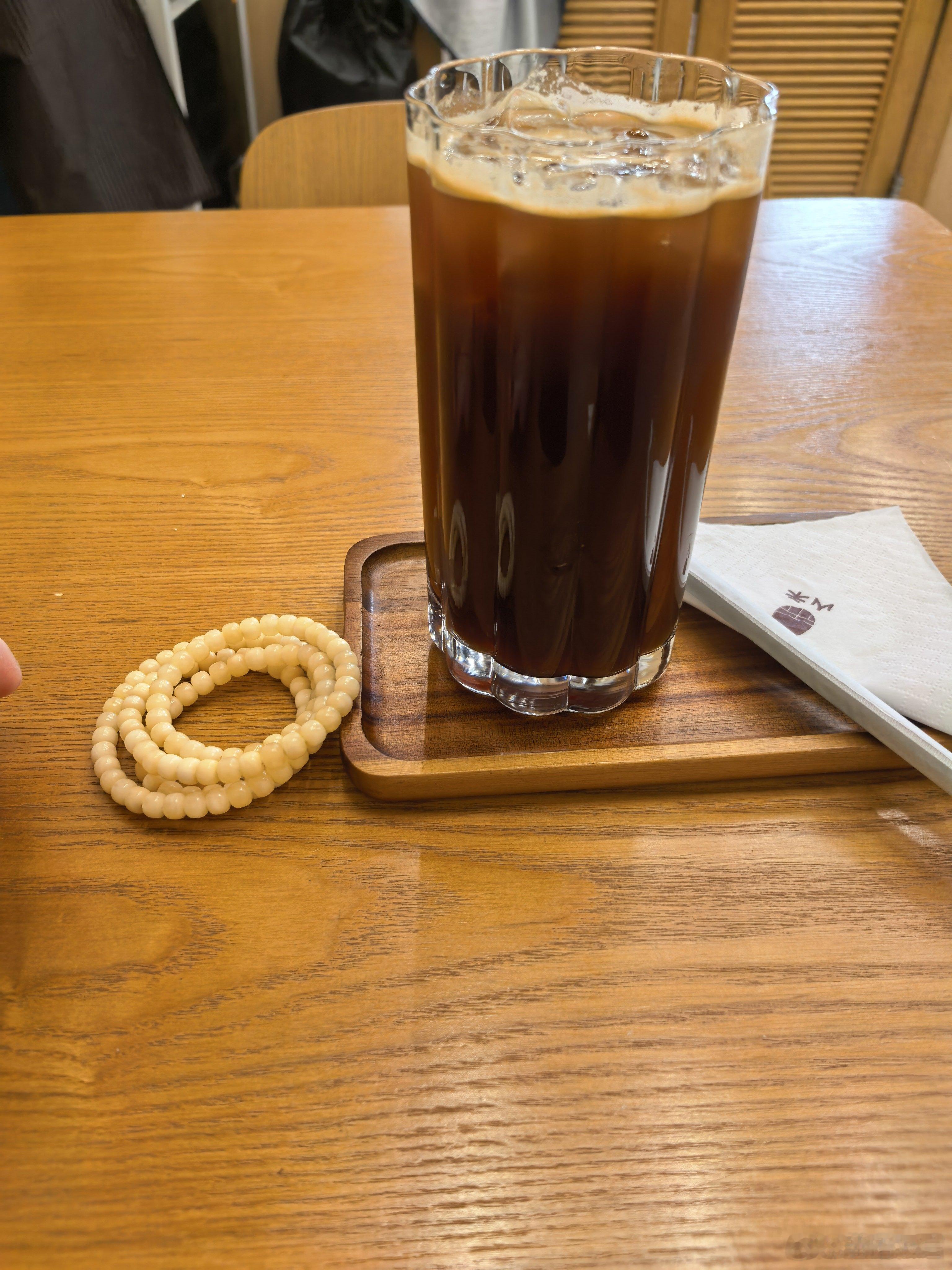 来自西湖边的一杯冰美式，让我能撑起精神把一个无聊的介绍听完。 