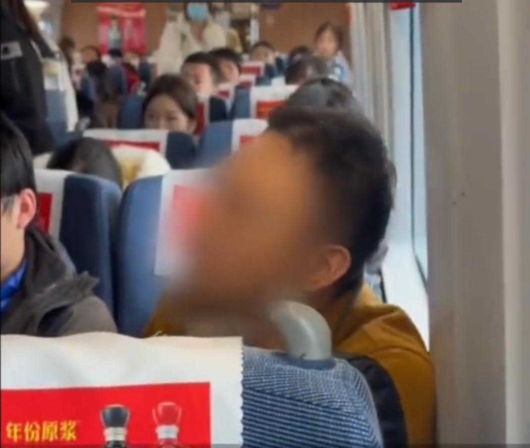 公共场合就要遵守公共秩序。你又不是广播站，手机放那大声音干嘛？
前不久，G769