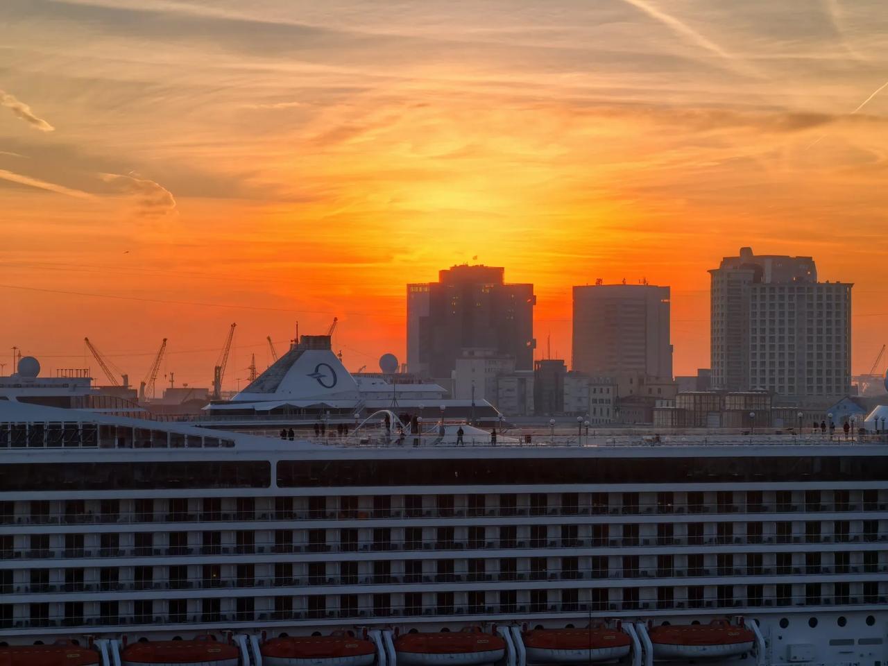 热那亚港的黄昏有点迷人……
海鸥迎着夕阳飞。