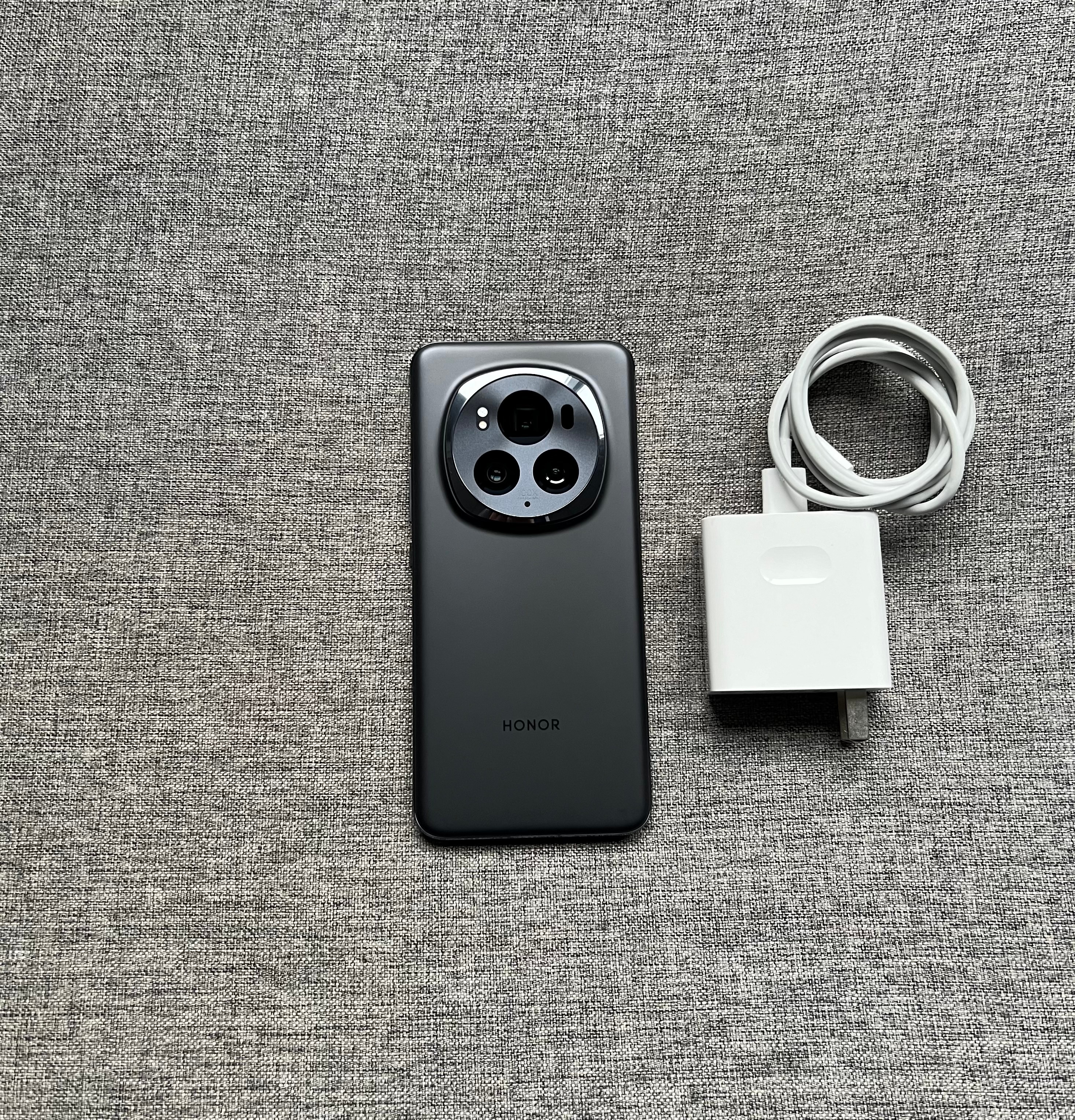 荣耀Magic6 Pro 16+512G 绒黑色，屏幕完美，中框轻微使用痕迹，带