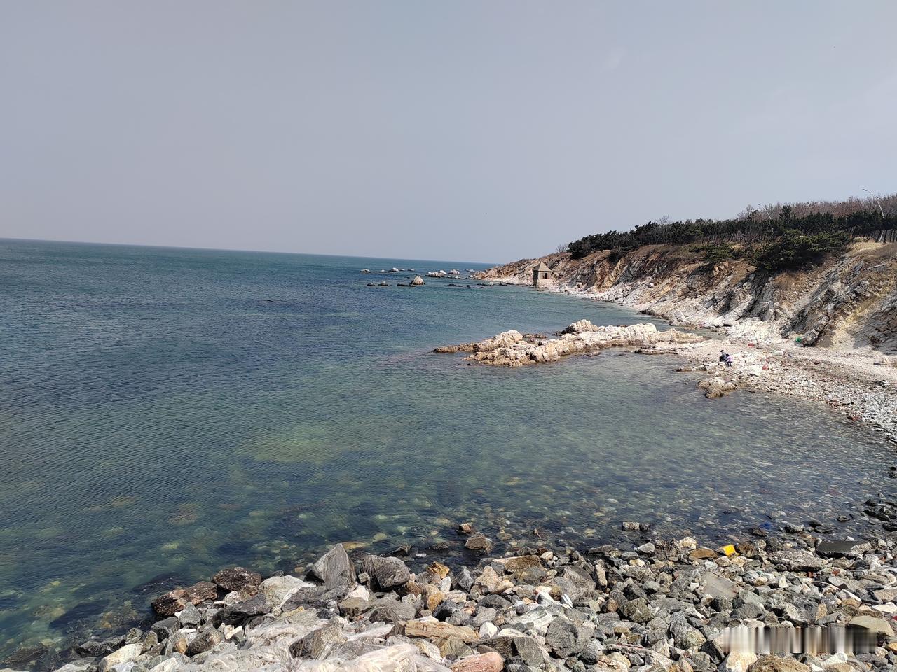 分享一张你拍下的大海新鲜出炉的，昨天在烟台养马岛拍的，景色还可以，海水很清，很凉