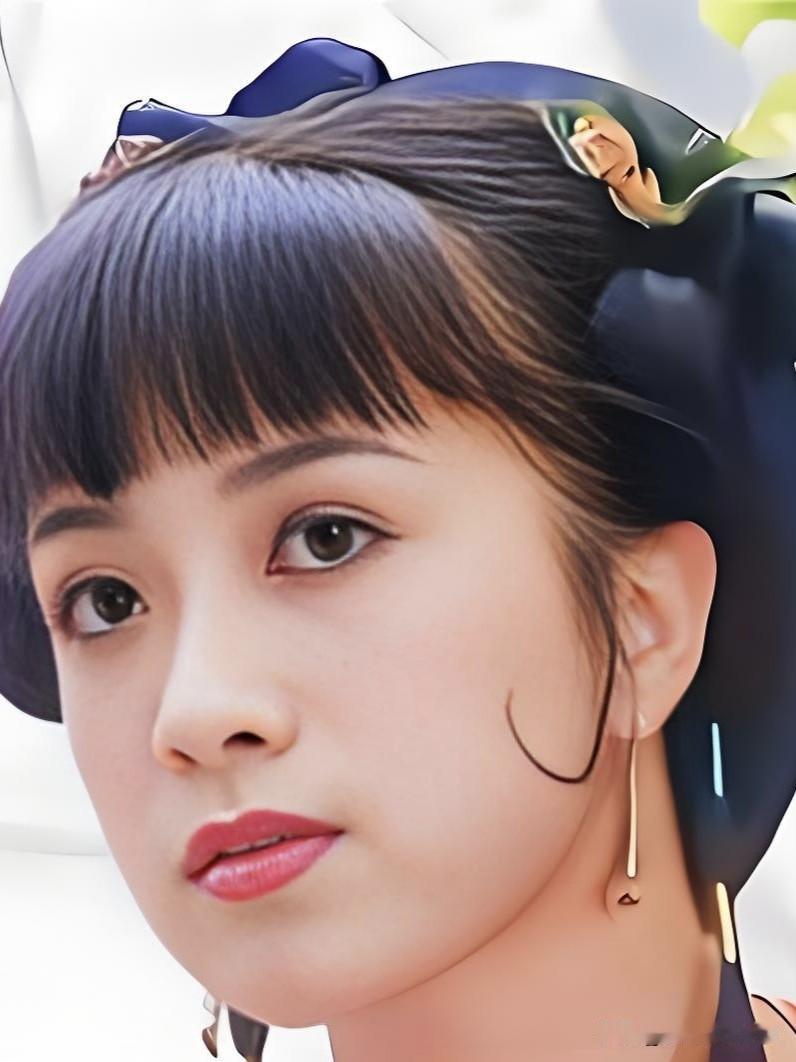 金巧巧，荧幕上的孔雀公主，灵动优雅，一颦一笑皆是风情。从古典美人到实力演员，她用