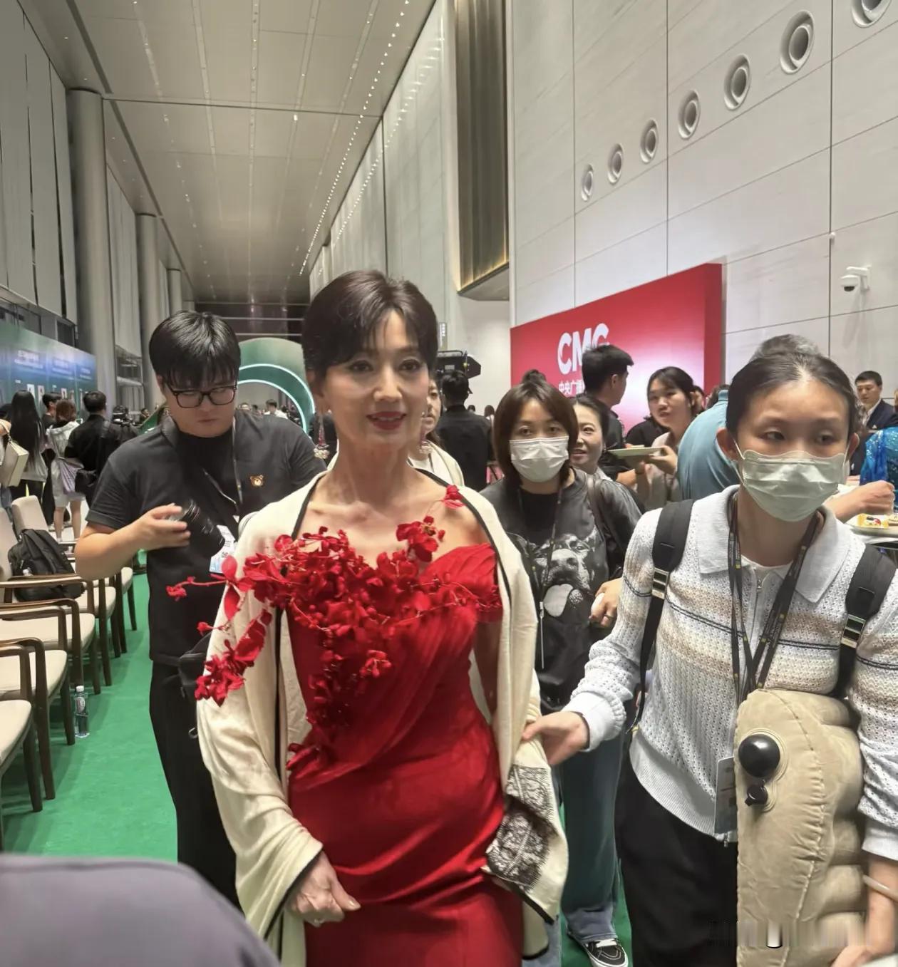 72岁了，一身红衣还在出席活动。
虽然年龄大了，
倒是人家不发胖，
足够瘦，再精