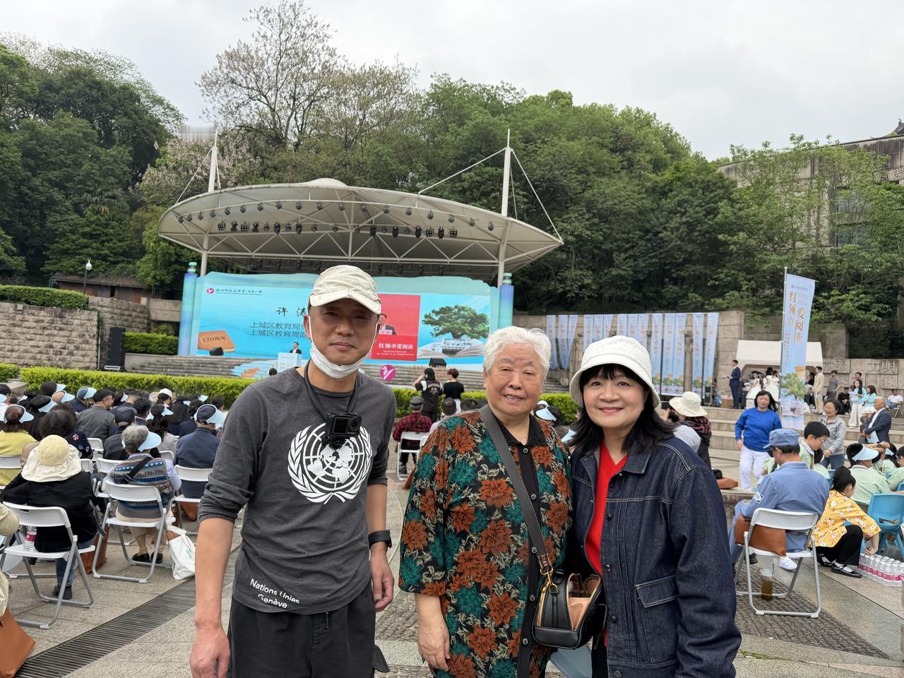 今天在杭州吴山广场和我的小学老师班主任以及同学合影
