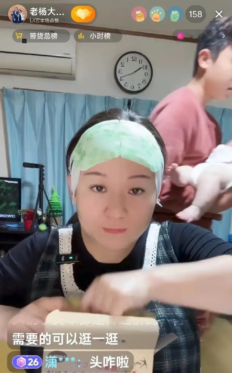 老杨昨晚照常开播，镜头里三岁弟弟在床上打滚，大腾坐在旁边像木头，手抖着拍背，孩子