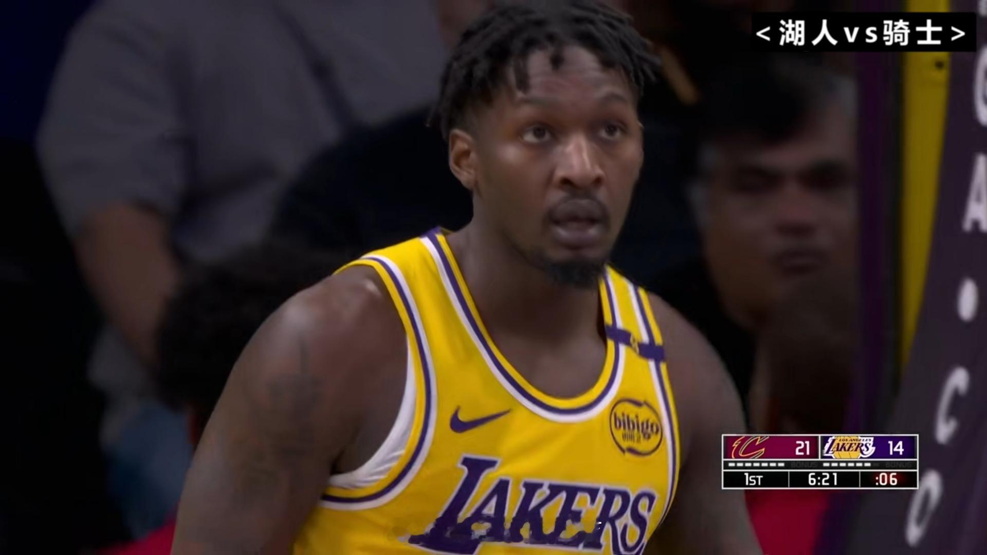 身穿湖人17号的电风扇替换八村垒登场了 