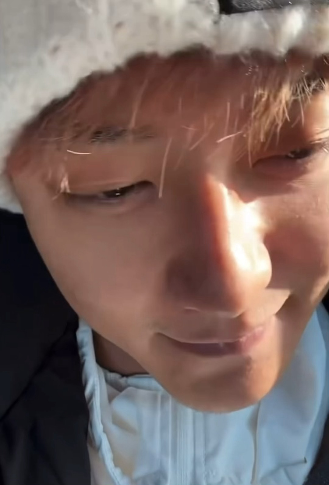 爆闪团这个有梗！黄子韬在直播里讲问刘耀文要不要夸他一下，耀文：“夸我啥呀，不用夸